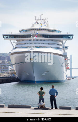 NAGASAKI, Giappone - 28 aprile : un uomo e ragazzo che guarda al Diamond Princess nave da crociera, ormeggiata al Porto di Nagasaki, Giappone il 28 aprile 2012. Th Foto Stock