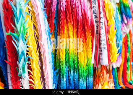 NAGASAKI, Giappone - Aprile 2012: Catene di origami gru di carta appeso di Nagasaki il Parco della Pace il Giappone del 30 aprile 2012. Secondo la folkloristica giapponese Foto Stock