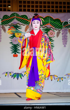 NAHA, Giappone - 1 aprile: un attore dimostra Ryukyu danza di Naha, in Giappone il 1 aprile 2012. La corte imperiale la danza è stata storicamente eseguita in Foto Stock