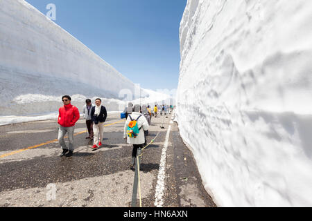 MURODO, Giappone - 16 Maggio: Turisti alla 'Yuki-no-Ohtani' valle di neve a Murodo, Giappone il 16 maggio 2012. Ogni primavera la neve profonda viene cancellata dalla Foto Stock