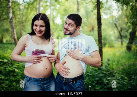 La donna incinta e il marito rilassante sulla natura. Foto Stock
