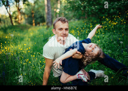 La figlia e il papà nella natura Foto Stock