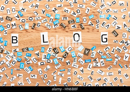 Blog parola da tagliare le lettere sul tavolo di legno Foto Stock