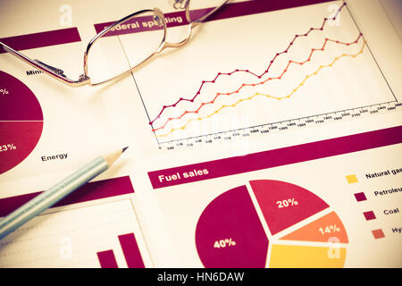 I grafici e i diagrammi delle vendite come simbolo di successo del business aziendale Foto Stock