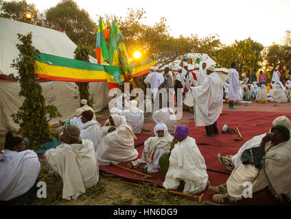 Pellegrini etiope in appoggio durante Timkat epifania festival, Amhara Region, Lalibela, Etiopia Foto Stock