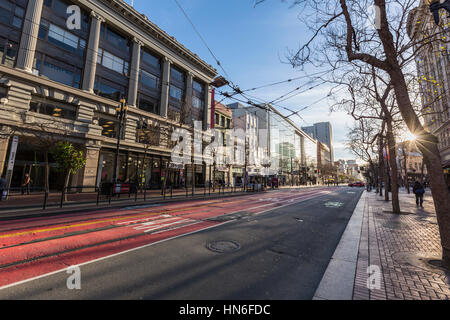 San Francisco, California, Stati Uniti d'America - mattina presto sole su Market Street alla quinta strada nei pressi di Union Square nel centro cittadino. Foto Stock