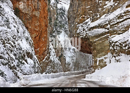 "Kleidi" ("chiave") passaggio, accanto al fiume Karpenisiotis, sul Karpenissi - Proussos road, Evrytania, Grecia centrale. Foto Stock