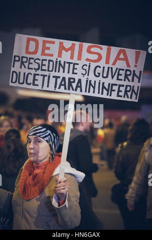 Bucarest, Romania - 6 Ottobre 2013: donna adulta detiene una targhetta di slogan durante la messa sommossa contro il cianuro di estrazione di oro a Rosia Montana Foto Stock