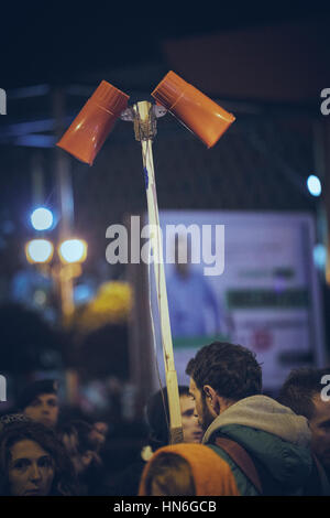 Bucarest, Romania - 6 Ottobre 2013: giovane chants slogan attraverso i megafoni durante la rivolta contro il cianuro di estrazione di oro a Rosia Montana Foto Stock