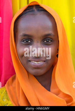 Ritratto di una donna Oromo in velo di colore arancione, Amhara Region, Senbete, Etiopia Foto Stock