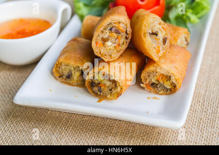 Fritte involtini primavera e salsa dolce sulla piastra bianca. Foto Stock