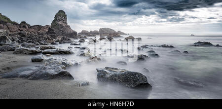 Spiaggia, pioggia nuvole, Costa Occidentale Regione, Southland, Nuova Zelanda Foto Stock