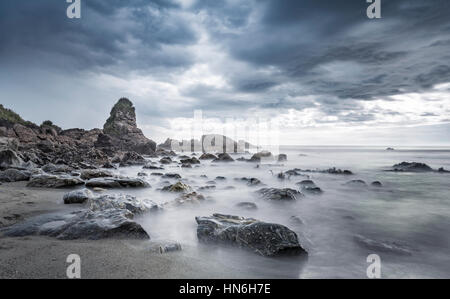 Spiaggia, pioggia nuvole, Costa Occidentale Regione, Southland, Nuova Zelanda Foto Stock