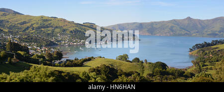 Vista panoramica di Akaroa township - uno della Nuova Zelanda turistiche più famose e battello da crociera destinazioni. Foto Stock
