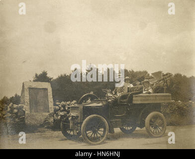 Antique 25 giugno 1905 fotografia, una famiglia nella loro automobile runabout alla fine di Paul Revere's Ride tra Lexington e Concord, Massachusetts, Stati Uniti. Le due donne nella parte posteriore stanno portando le reti sopra i loro cappelli e facce. FONTE: FOTOGRAFIA ORIGINALE Foto Stock