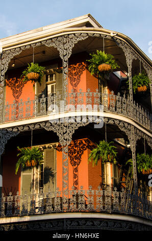 New Orleans, Stati Uniti d'America - 13 Luglio 2015: un francese ispirato edificio con balconi di ferro nel Quartiere Francese, New Orleans, in Louisiana. Foto Stock