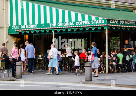 New Orleans, Stati Uniti d'America - 8 Luglio 2015: famosi Cafe Du Monde di New Orleans che vende popolare beignets di pasticceria. Foto Stock