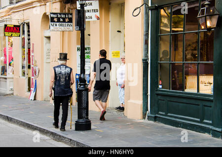 New Orleans, Stati Uniti d'America - 13 Luglio 2015: pedoni camminando sulla Royal Street di New Orleans, Luisiana vicino al Quartiere Francese. Foto Stock