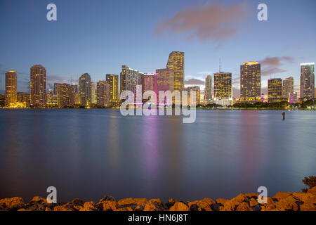 Lo skyline di Miami con Bayfront Park in primo piano che si affaccia sulla Baia di Biscayne al tramonto visto da Dodge Island. Foto Stock