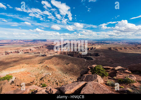 Island in the Sky mesa fotografato durante il giorno a sopraggitto rivelando bellissimi colori nel Parco Nazionale di Canyonlands, Utah Foto Stock