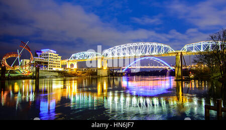 Il Seigenthaler ponte pedonale e il memoriale dei veterani di guerra coreana ponte sopra il Cumberland River in downtown Nashville, Tennessee. Foto Stock
