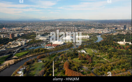 Vista aerea di Melbourne's sobborghi Orientali compresi MCG, Rod Laver Arena e il fiume Yarra. Foto Stock
