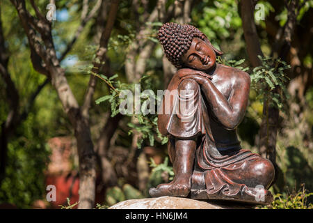 Statua Buddha, scultura in cemento e pietra per giardino zen.