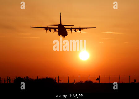 Una base USA AC-130U Gunship dal 4 Special Operations Squadron atterra a RAF Mildenhall durante il processo di distribuzione per le operazioni in Libia nel 2011. Foto Stock