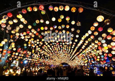 KAOHSIUNG, Taiwan -- Febbraio 3, 2017: lanterne colorate per celebrare l anno cinese del gallo sono sul display lungo le rive del fiume dell'amore Foto Stock