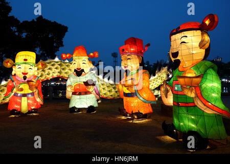 KAOHSIUNG, Taiwan -- Febbraio 3, 2017: lanterne colorate per celebrare l anno cinese del gallo sono sul display lungo le rive del fiume dell'amore Foto Stock