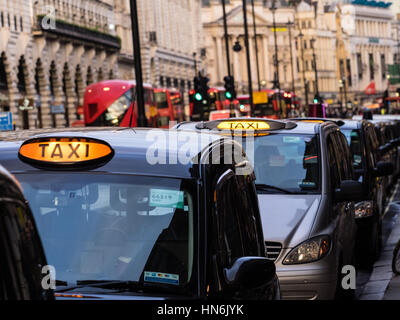 Londra Taxi taxi neri in coda per i passeggeri a Londra Piccadilly Foto Stock