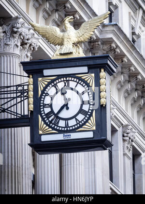 L'orologio appeso fuori Daiwa dei mercati di capitali in King William Street nella città di Londra (miglio quadrato) Foto Stock