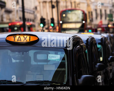 Coda di taxi I taxi di Londra. Taxi neri in coda per i passeggeri a Piccadilly, Londra Centrale Foto Stock