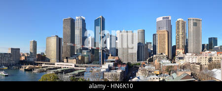 Vista panoramica della città di Sydney CBD e lo skyline di Circular Quay in primo piano a sinistra e lo storico quartiere di The Rocks in primo piano a destra, Australia. Foto Stock