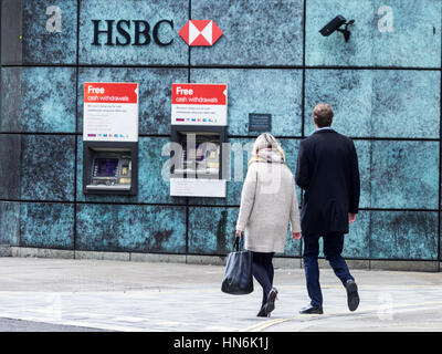 Bank Cash Machines - HSBC Cash Machines Londra - UN paio di camminate verso HSBC Cash Machines nel centro di Londra con telecamere di sicurezza che monitorano i bancomat. Foto Stock