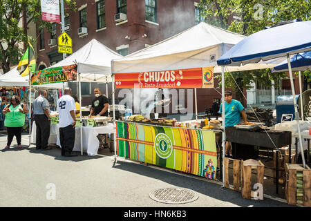 New York, Stati Uniti d'America - 18 Giugno 2016: Strada del mercato di New York City con Chuzos ecuadoriana Giamaicano e stand gastronomici Foto Stock