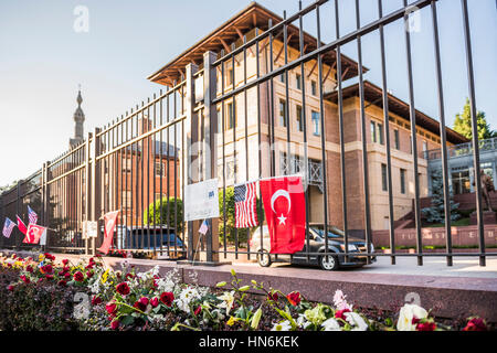 Washington D.C., USA - giugno 29, 2016: Fiori e poster in ambasciata turca in onore di vite perdute in attentati di Istanbul di giugno 28, 2016 Foto Stock