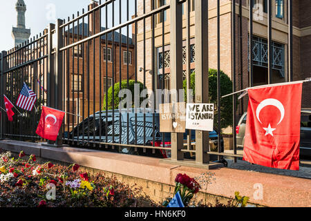 Washington D.C., USA - giugno 29, 2016: Fiori e poster in ambasciata turca in onore di vite perdute in attentati di Istanbul di giugno 28, 2016 Foto Stock