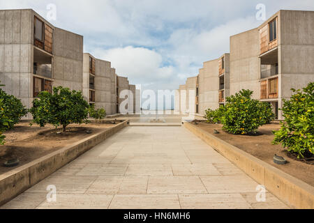 La Jolla, Stati Uniti d'America - 10 dicembre 2015: architettura simmetrica del Salk Institute di San Diego con orange alberi di agrumi Foto Stock