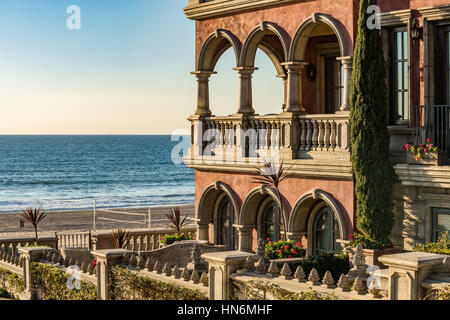 Los Angeles - Dicembre 17, 2015: Beach Boardwalk in California da stile italiano casa in Manhattan Beach Foto Stock