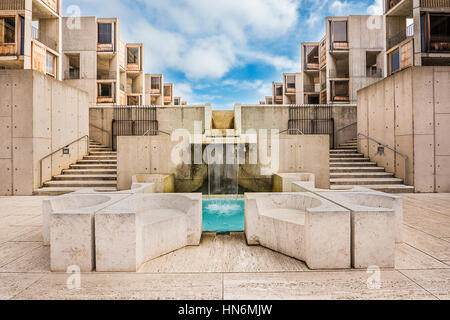 La Jolla, Stati Uniti d'America - 10 dicembre 2015: architettura simmetrica del Salk Institute di San Diego con blue una piscina con fontana Foto Stock