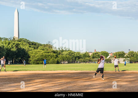 Washington, DC, Stati Uniti d'America - 4 Agosto 2016: sorridenti persone a giocare a baseball sul National Mall Foto Stock