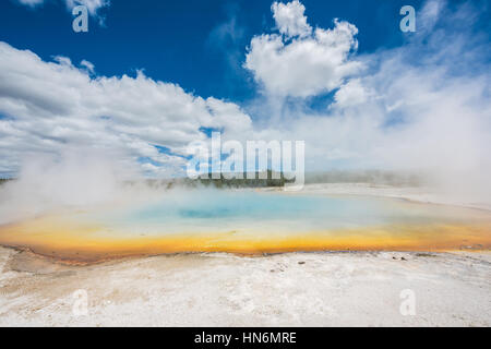 Rainbow pool in sabbia nera bacino nel Parco Nazionale di Yellowstone con arancia e chiari colori blu con vapore in aumento Foto Stock