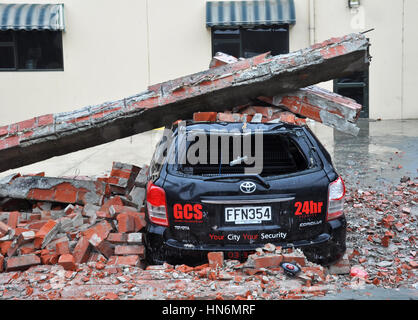 Christchurch, Nuova Zelanda - Marzo 2011: una vettura è schiacciato da un crollato un muro di mattoni su Marzo 20, 2011 a Christchurch a seguito di una grandezza 6.2 earthqu Foto Stock