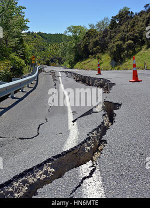 Enormi crepe su strada è apparso nel Hunderlee colline sulla autostrada uno, North Canterbury dopo il 2016 7.8 Kaikoura Terremoto in Nuova Zelanda. Foto Stock
