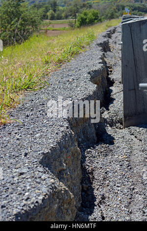 Kaikoura, Nuova Zelanda - 15 Novembre 2016: enormi crepe sono apparsi in Hunderlee colline sulla autostrada uno, North Canterbury dopo il 7.5 Kaikour Foto Stock