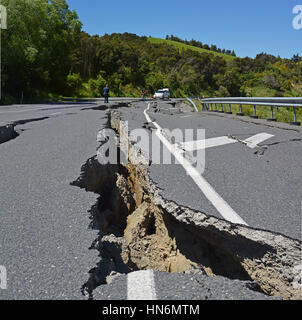 Kaikoura, Nuova Zelanda - 15 Novembre 2016: enormi crepe hanno reso le strade impraticabili in cima alla collina Hunderlee su autostrada, a nord Cante Foto Stock