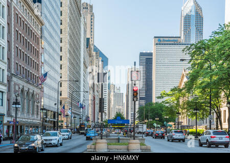 Chicago, Stati Uniti d'America - 30 Maggio 2016: diviso street con il traffico su South Michigan Avenue nel centro cittadino con le automobili e grattacieli Foto Stock