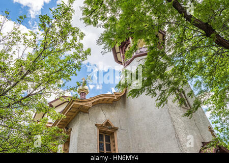 Chicago, Stati Uniti d'America - 29 Maggio 2016: vecchia Santa Trinità Cattedrale Ortodossa in ucraino villaggio circondato da verdi alberi Foto Stock