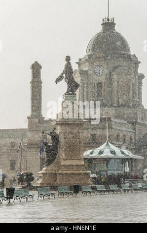 La città di Quebec, Canada - 27 Luglio 2014: la folla di gente che passeggia sotto la pioggia sul Boardwalk street con Champlain monumento statua su Dufferin Terrace Foto Stock